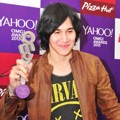 Vino Bastian Raih Piala Most Wanted Male 'Yahoo OMG! Awards 2013'
