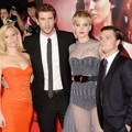 Elizabeth Banks, Liam Hemsworth, Jennifer Lawrence dan Josh Hutcherson Berfoto Bersama