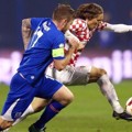 Luka Modric Berusaha Lepas dari Penjagaan Aron Gunnarsson