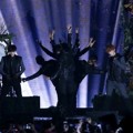 Penampilan EXO  Saat Nyanyikan Lagu 'Wolf'