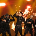 Rain Nyanyikan Lagu 'How To Aviod The Sun'