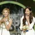 Hyoyeon dan Seohyun Mewakili Girls' Generation Terima Piala Best Female Group