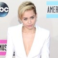 Miley Cyrus di Red Carpet American Music Awards 2013