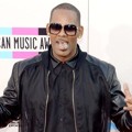 R. Kelly di Red Carpet American Music Awards 2013