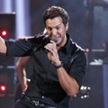 Luke Bryan Saat Nyanyikan Lagu 'That's My Kind of Night'
