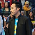 Denny Cagur Saat Menjadi Host Acara Musik 'Dahsyat'