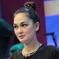 Luna Maya Saat Menjadi Host Acara Musik 'Dahsyat'