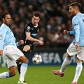 Milan Petrzela Dikepung oleh Javi Garcia dan Joleon Lescott