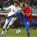 Thomas Mueller Berebut Bola dengan Kirill Nababkin