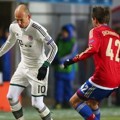 Arjen Robben Lari dari Penjagaan Pemain CSKA Moscow Georgi Schennikov