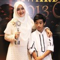 Pipik Dian Irawati Terima Piala Lifetime Achievement untuk Ustadz Jeffry Al Buchori