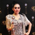 Syahrini Raih Piala Penyanyi Paling Ngetop