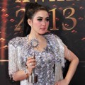 Syahrini Raih Piala Penyanyi Paling Ngetop