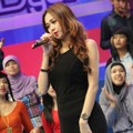 Aura Kasih Saat Tampil di Acara Musik 'Dahsyat'