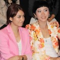 Revalina S. Temat dan Poppy Sovia di Premiere Film 'Isyarat'