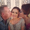 Yasmine Wildblood Bersama Orangtua Dihari Pernikahannya