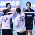 Muhammad Rijal/Vita Marissa Bersalaman dengan Chan Yun Lung/Tse Ying Suet