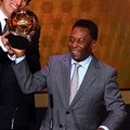 Pele Menerima Penghargaan FIFA Ballon d'Or Prix d'Honneur