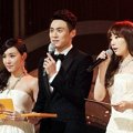 Tiffany dan Tae Yeon Girls' Generation serta Oh Sang Jin Menjadi Host Golden Disk Awards 2014