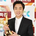 Roy Kim Raih Piala New Rising Star