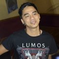 Enda Ungu Saat Menggelar Jumpa Pers di Jalan Tebet Barat Dalam, Jakarta Selatan