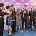 Para Host Mewawancarai ADA Band di Red Carpet Dahsyatnya Awards 2014