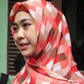 Oki Setiana Dewi Saat Memberikan Bantuan pada Korban Banjir