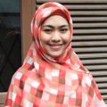 Oki Setiana Dewi Saat Memberikan Bantuan pada Korban Banjir