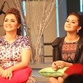 Vega Darwanti dan Olla Ramlan Saat Syuting Bukan Empat Mata