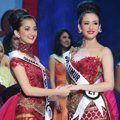 Elfin Pertiwi dan Elvira Devinamira Saat Menunggu Keputusan Pemenang Puteri Indonesia 2014