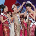 Gabriela Isler Pasangkan Mahkota Putri Indonesia 2014