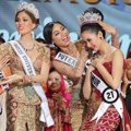 Whulandary Herman Berikan Mahkotanya Pada Elvira Devinamira