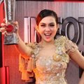 Syahrini Raih Piala Selebriti Wanita Paling Fashionable