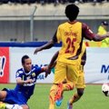 Atep Saat Berebut Bola dengan Frank Olivier Ongfiang