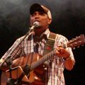 Glenn Fredly Saat Tampil di Konser 'Singing Toilet'