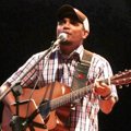 Glenn Fredly Saat Tampil di Konser 'Singing Toilet'