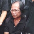 Yon Koeswoyo Saat Pemakaman Murry Koes Plus