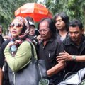 Yon Koeswoyo Saat Pemakaman Murry Koes Plus