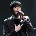 Zhou Mi Saat Tampil Nyanyikan Lagu 'Blind'