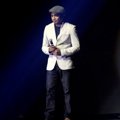 Glenn Fredly Saat Tampil di Konser '40 Tahun Eros Djarot Berkarya'