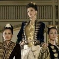 Raline Shah Cantik dengan Busana Karya Poppy Dharsono