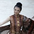 Raline Shah Cantik dengan Busana Karya Poppy Dharsono