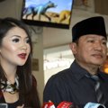 Indah Dewi Pertiwi Saat Menggelar Jumpa Pers di Kemang, Jakarta Selatan