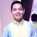 Dude Harlino Saat Fitting Baju Pengantin
