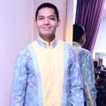 Dude Harlino Saat Fitting Baju Pengantin