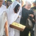 Nia Ramadhani Selama Prosesi Pemakaman Ayahnya