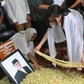Nia Ramadhani Selama Prosesi Pemakaman Ayahnya