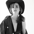 Emma Watson Seksi dengan Jaket Denim Versace