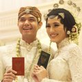 Dude Harlino dan Alyssa Soebandono Saat Menemui Wartawan Seusai Akad Nikah