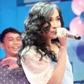 Rini Wulandari Tampil Nyanyikan Lagu 'Bebas'